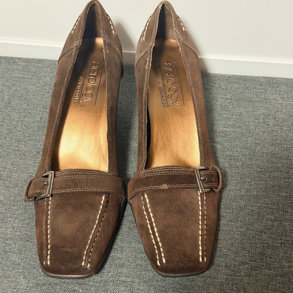 Women's Aerosoles Brown‎ Suede Pumps w/Buckle, Stitching, Square Toe, Size 8B - Picture 2 of 8